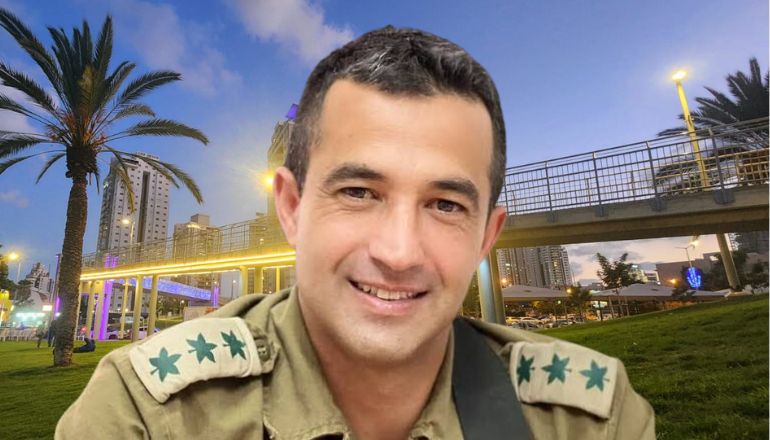 אסף חממי ז"ל על רקע גשר גיסין שייקרא על שמו