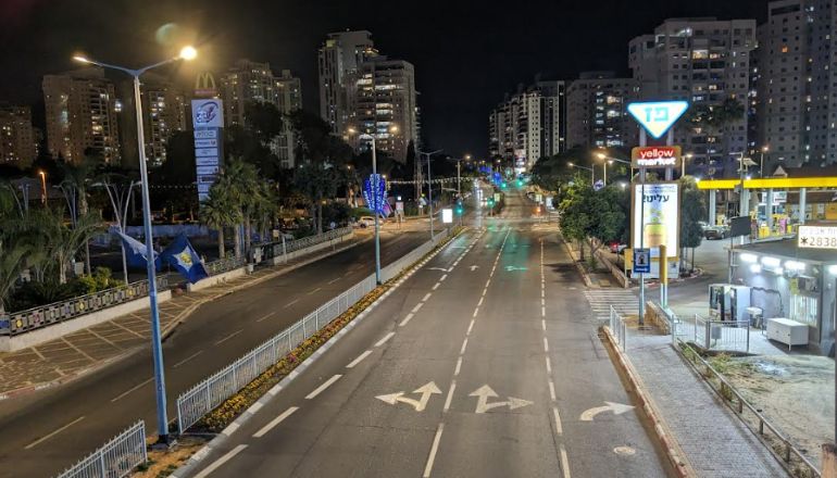 תחנת הדלק תישאר? רחוב גיסין נווה גן בלילה