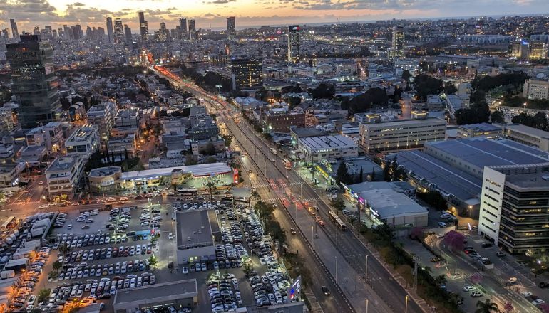 שוק הרכב בפתח תקווה לוהט - גם בין ערביים